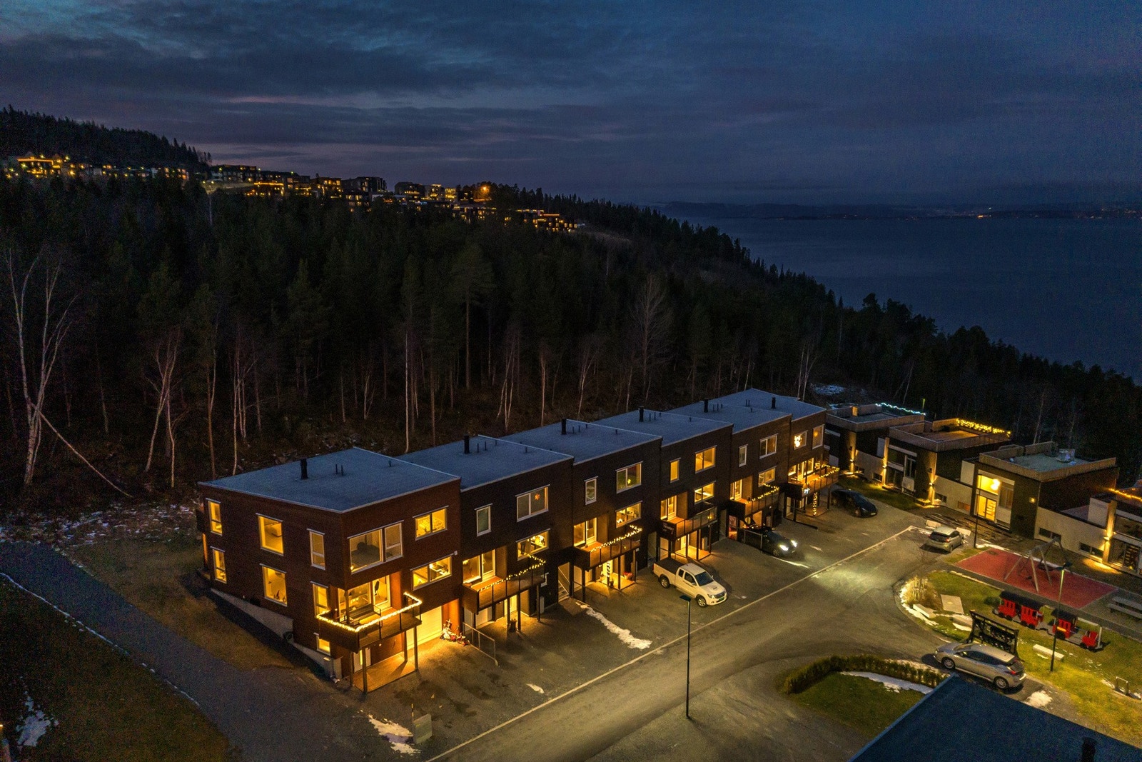 Skogen i bakkant av boligene er regulert til friareal. Galleribilde