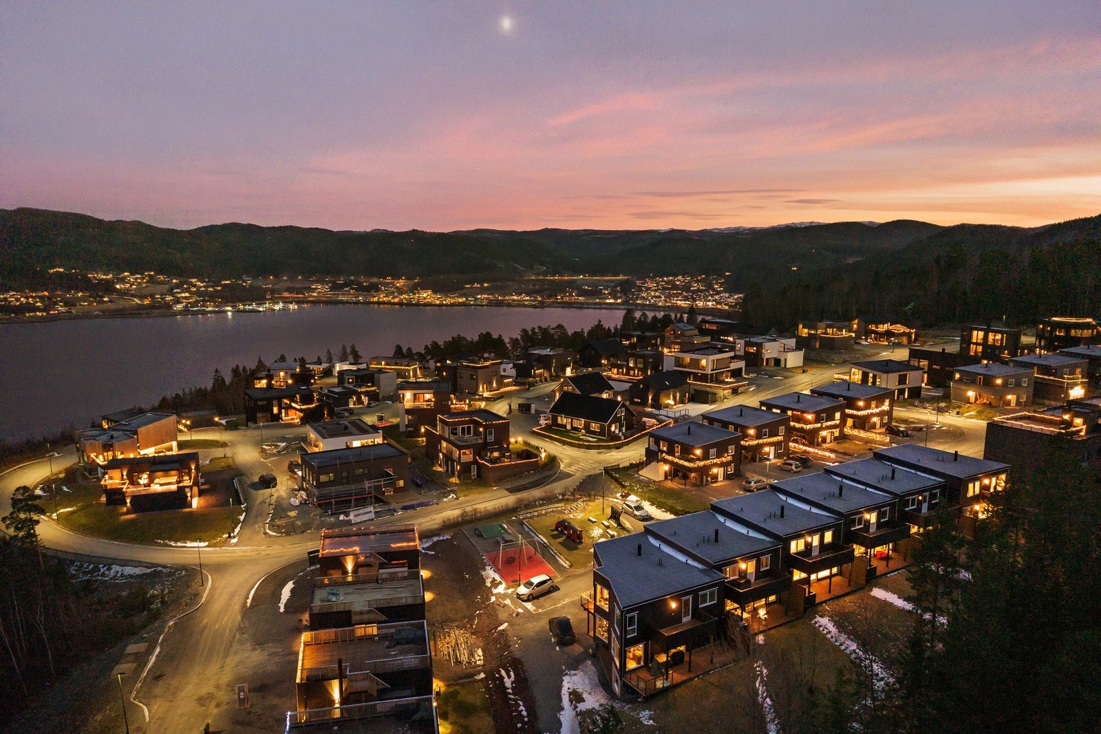Boligfeltet er veldig populært og består av eneboliger, rekkehus og tomannsboliger. Galleribilde