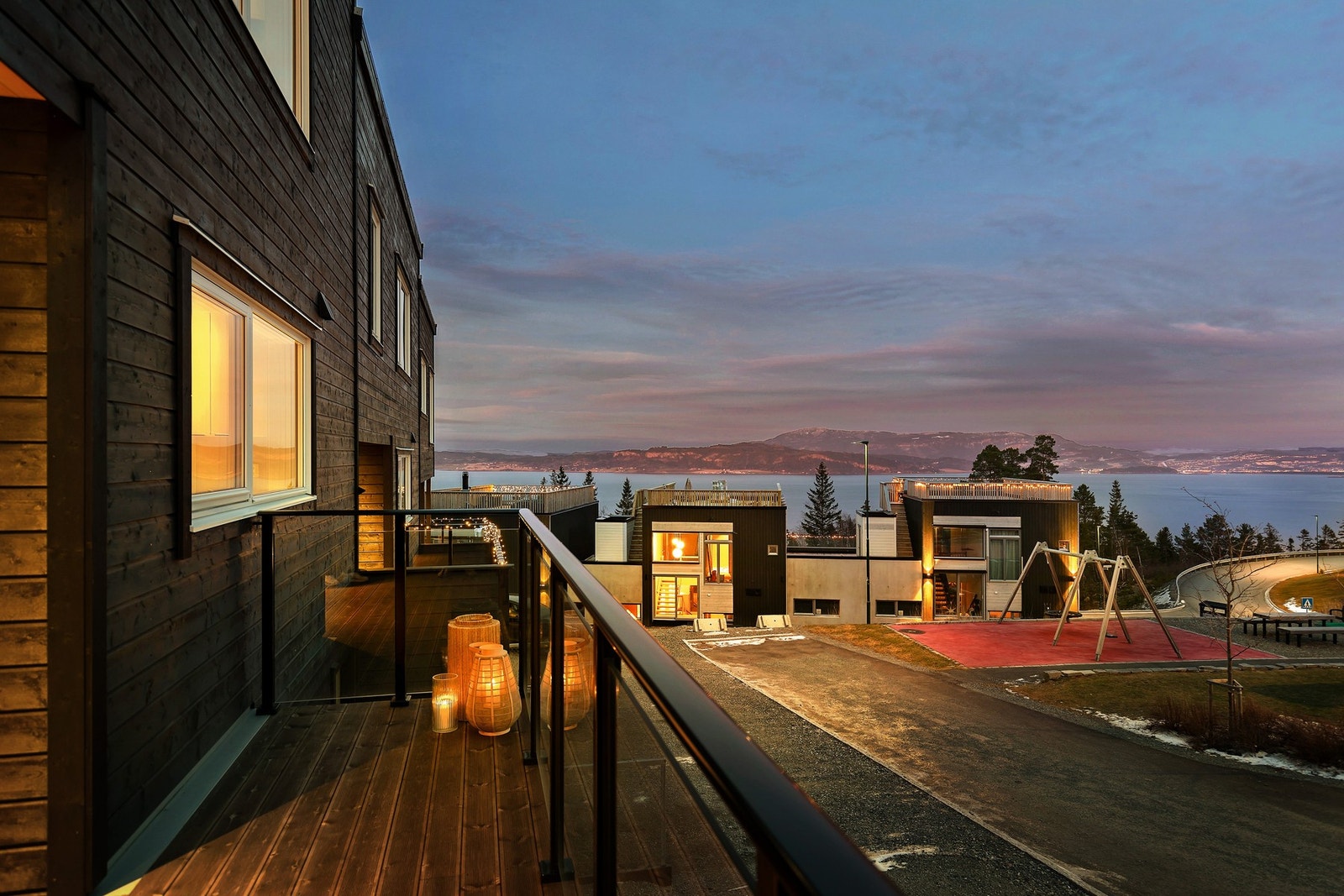 Eiendommen ligger i blindgate, her kan barne trygt leke og man har god oversikt fra veranda. Galleribilde