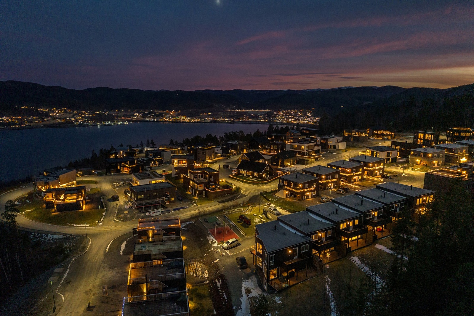 Boligen er oppført av Treco AS. Da boligen er nyoppført er det dokumentavgift (2,5%) kun av tomteverdi, ikke salgssum! Galleribilde