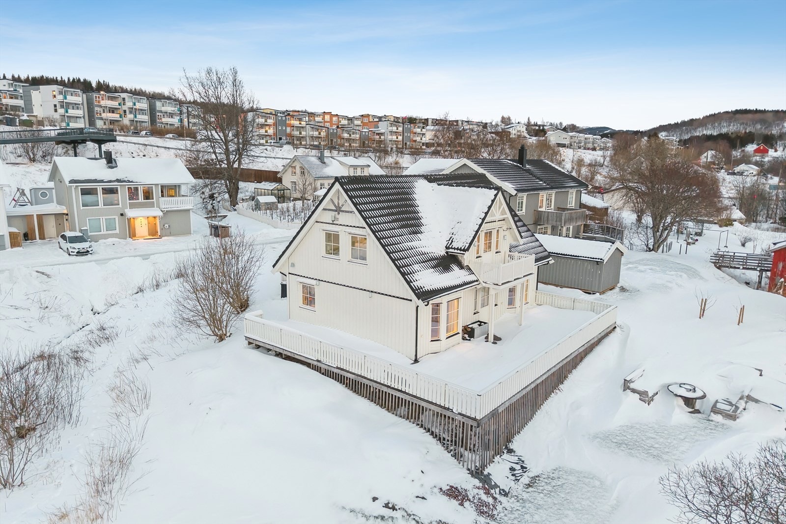 Boligen har en familievennlig utforming over to etasjer med bl.a. tre soverom, to stuer og to bad Galleribilde