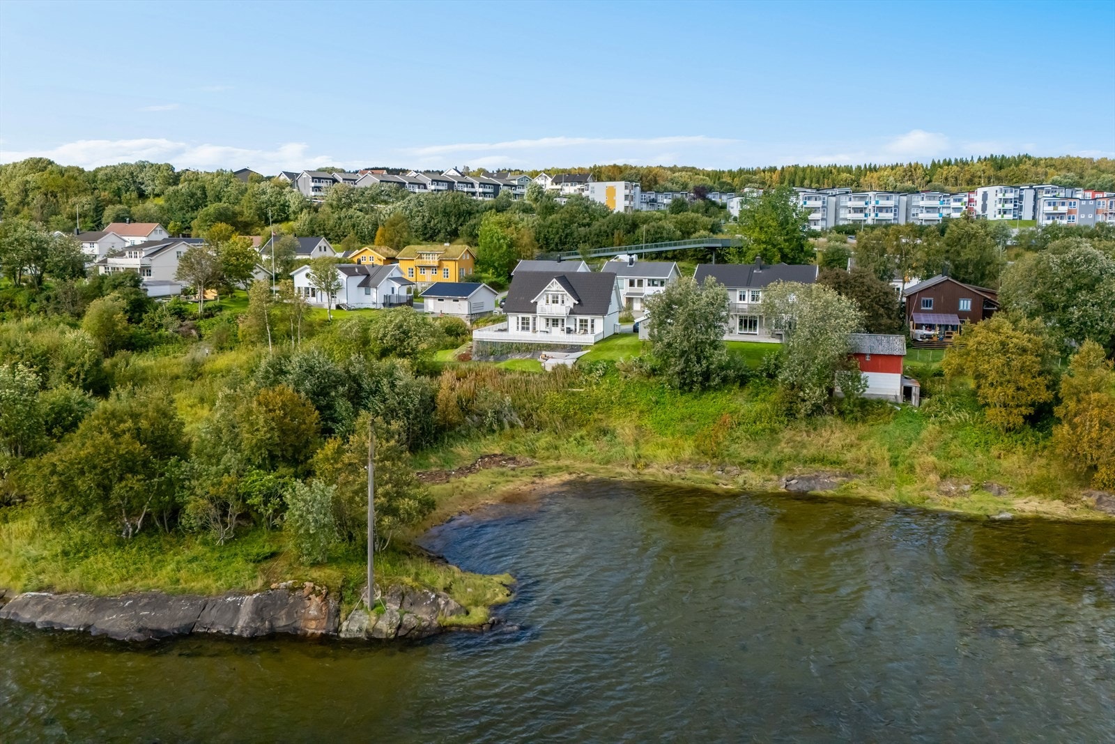 Tomten er romslig og strekker seg helt ned i sjøkanten (969 m²) Galleribilde