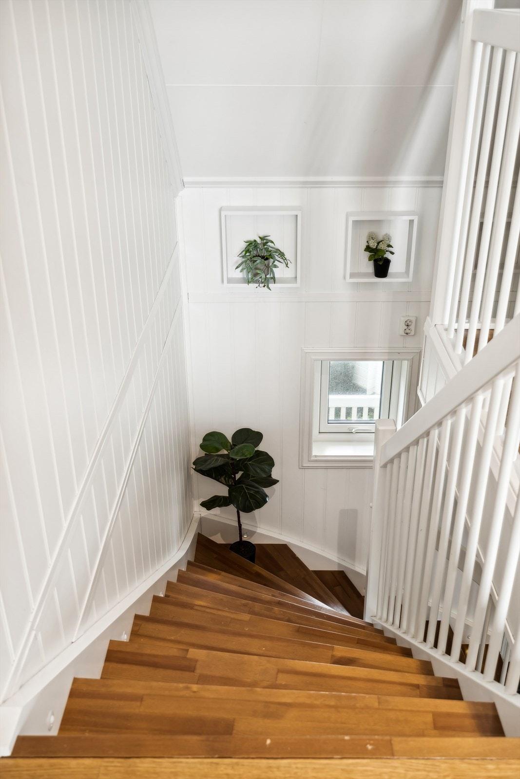 Trappen opp til 2. etasje har tette trinn og sidebelysning Galleribilde