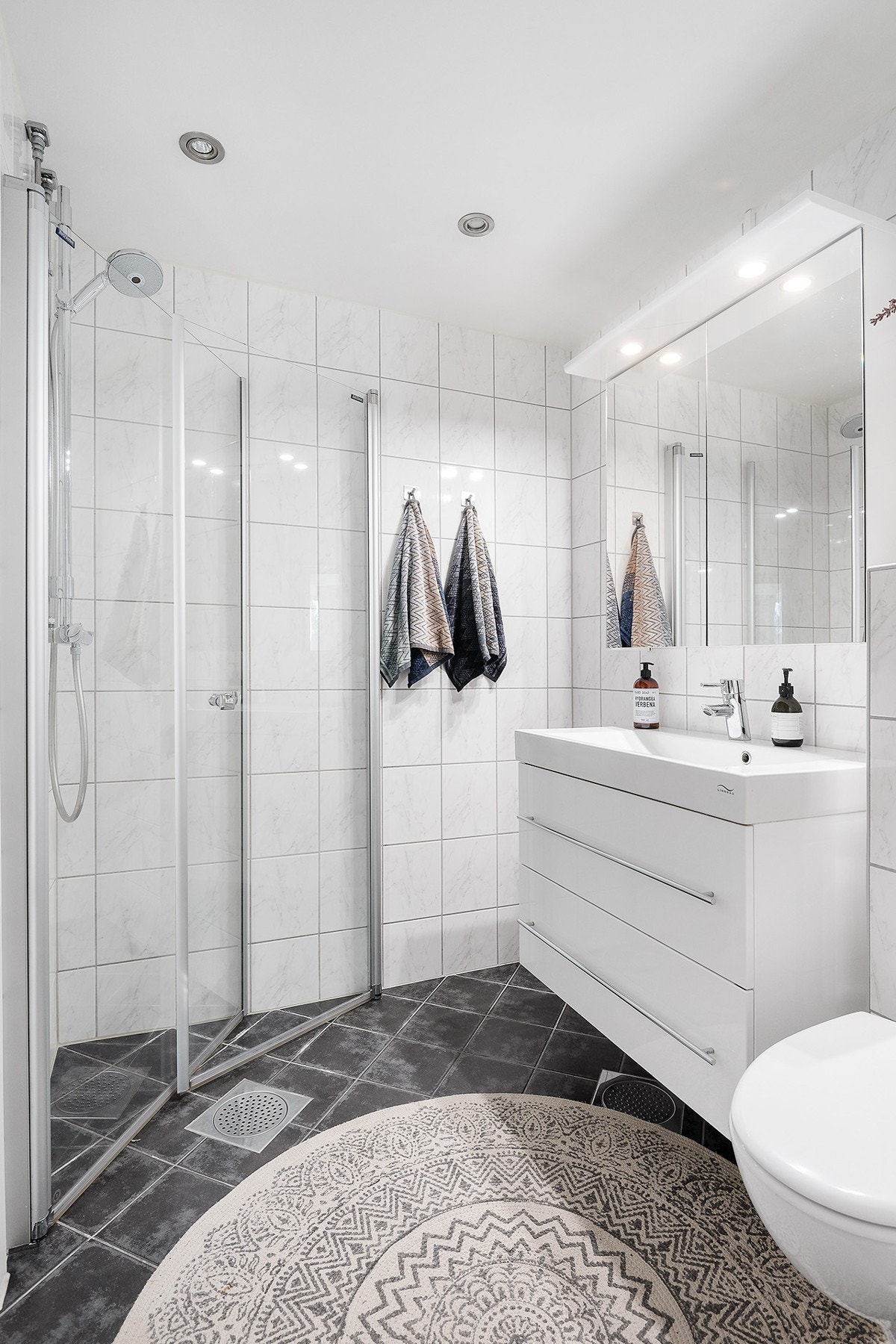 Flislagt bad med gulvvarme og downlights pusset opp i regi av brl i 2011 Galleribilde