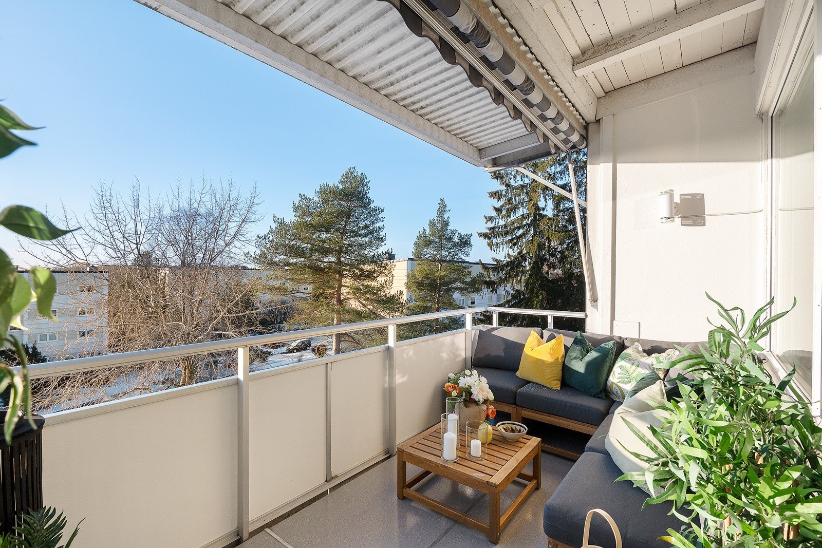 Usjenert balkong med markise Galleribilde