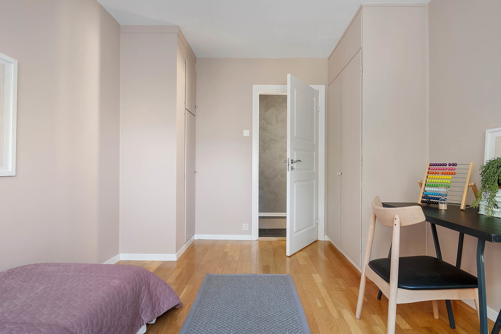 Soverom 2 med garderobeskap Galleribilde