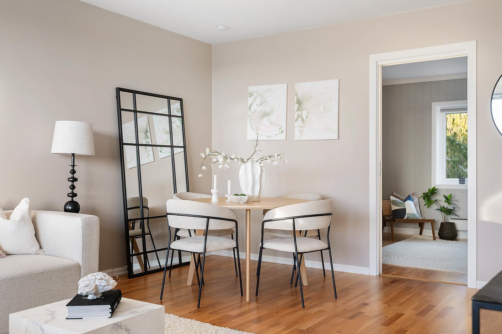 Leiligheten er gjennomgående med mye naturlig lys Galleribilde