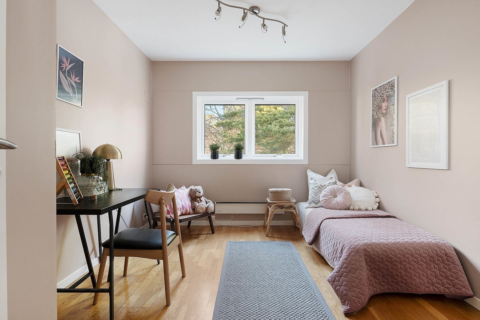 Soverom 2 av god størrelse kan også brukes som kontor Galleribilde