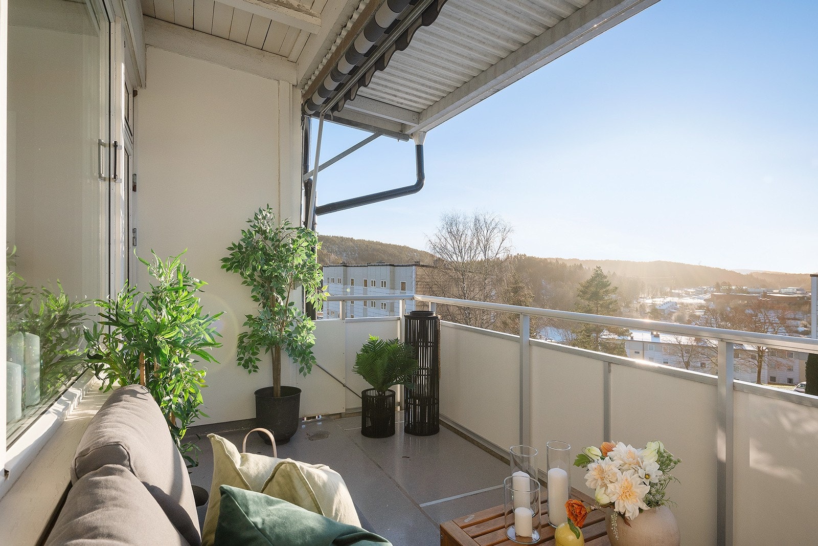 Sydvestvendt solrik balkong ca 8 kvm med fint utsyn Galleribilde