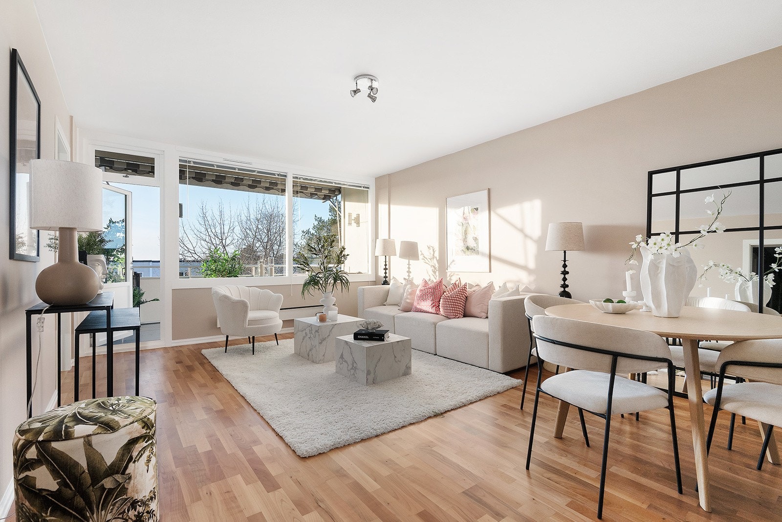 Stue med store vindusflater som gir godt med naturlig lys Galleribilde