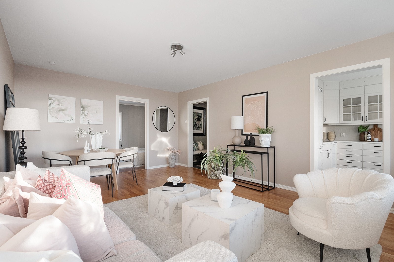 Stue med god plass til sofagruppe og spisebord Galleribilde