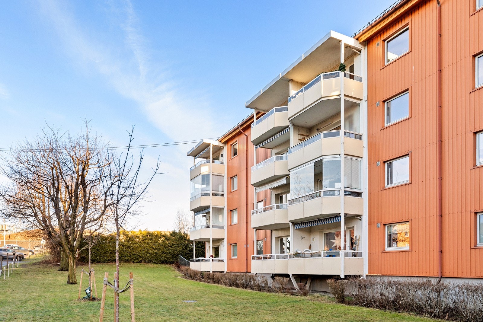 Leiligheten har en sentrumsnær og attraktivt beliggende på Ulven, godt skjermet og trafikksikkert innenfor borettslagets område Galleribilde