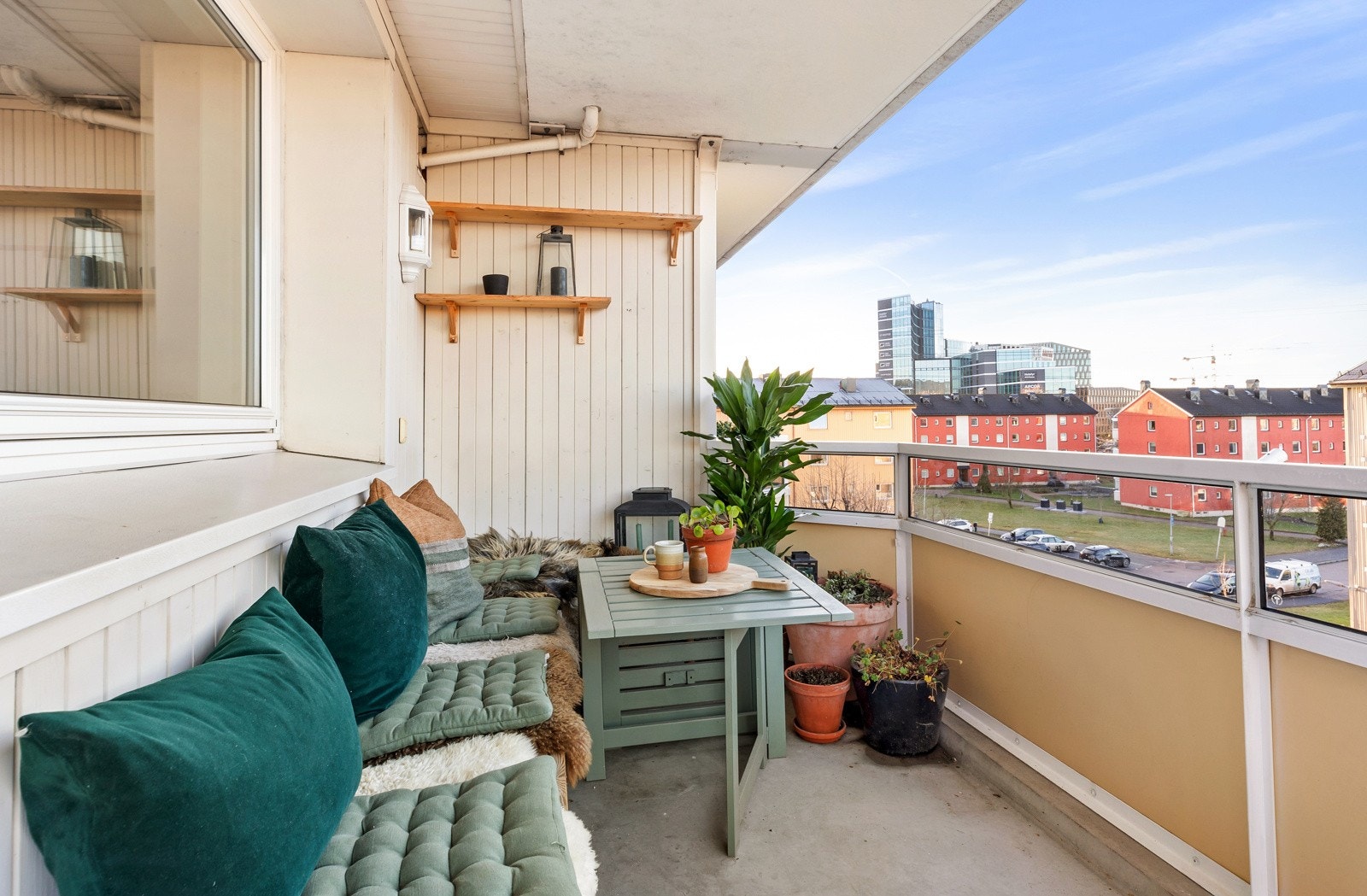 Leilighetens balkong er på 6 kvm, med gode møbleringsmuligheter og svært gode solforhold Galleribilde