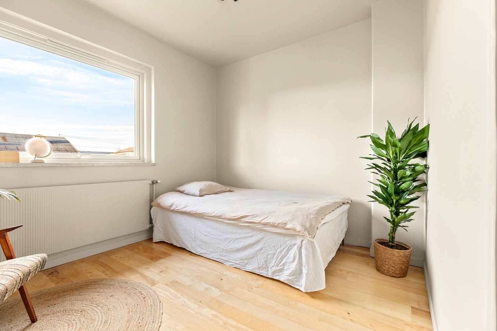 Rommet er av god størrelse med plass til seng og garderobeskap Galleribilde