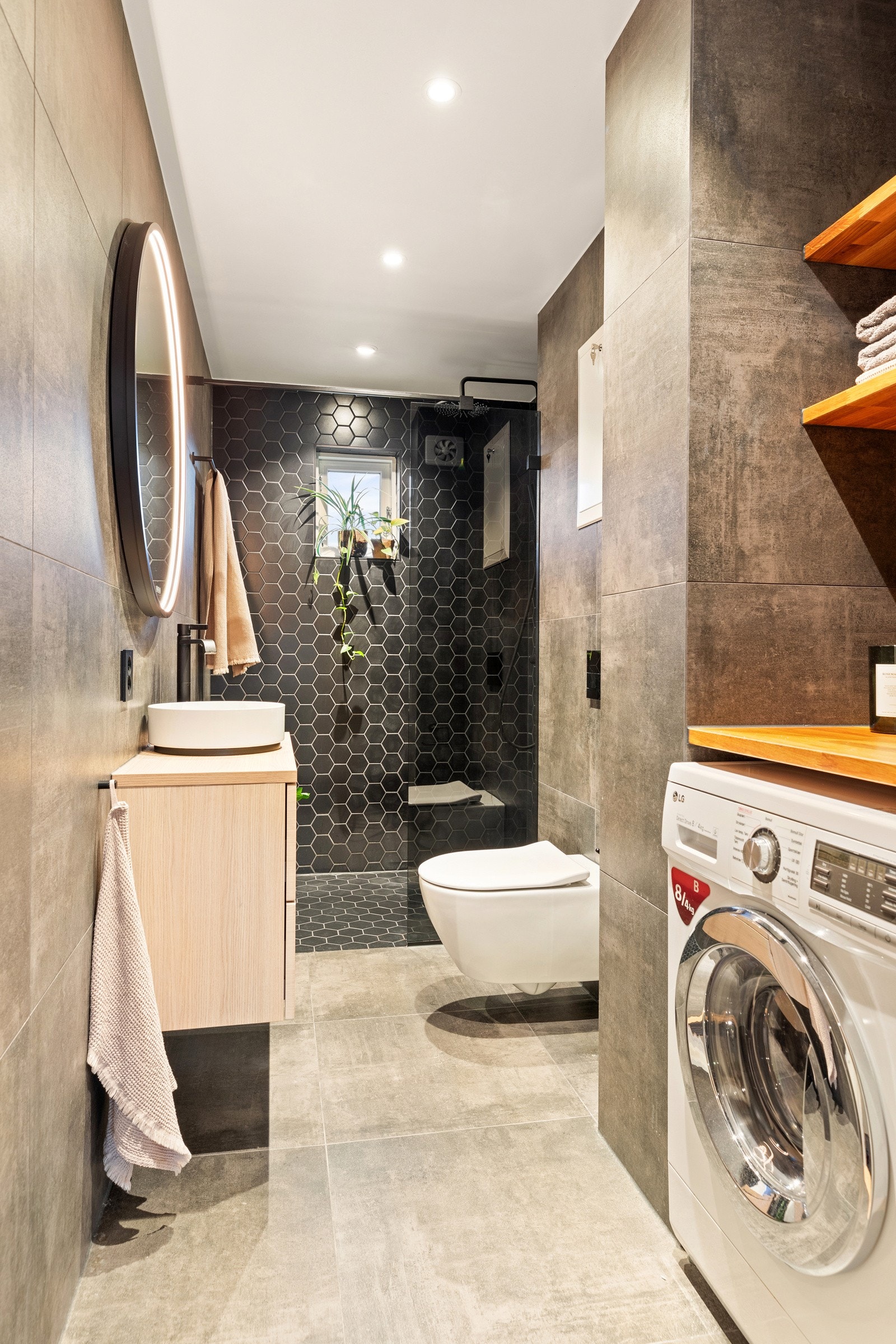 Det er opplegg for vaskemaskin/tørketrommel på badet Galleribilde