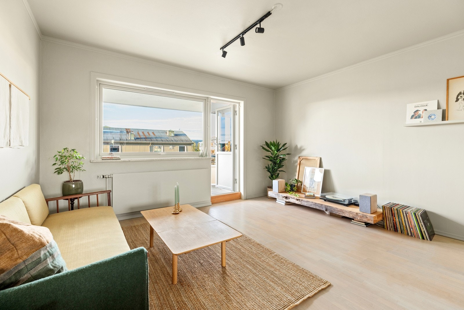 Leilighetens stue er gjennomgående lys med god plass til sofagruppe og tilhørende møblement Galleribilde