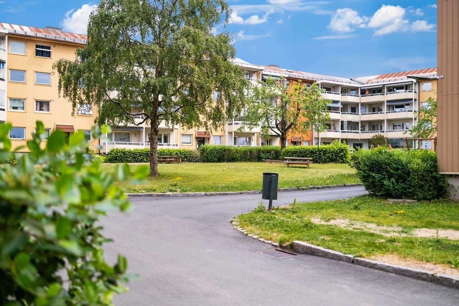 Pene fellesområder med store hager mellom bebyggelsen Galleribilde