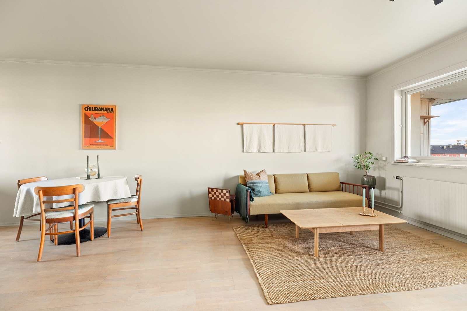 Rommets overflater ble malt i 2024 i moderne farger, som i kombinasjon med vindusflatene gir en god romfølelse Galleribilde