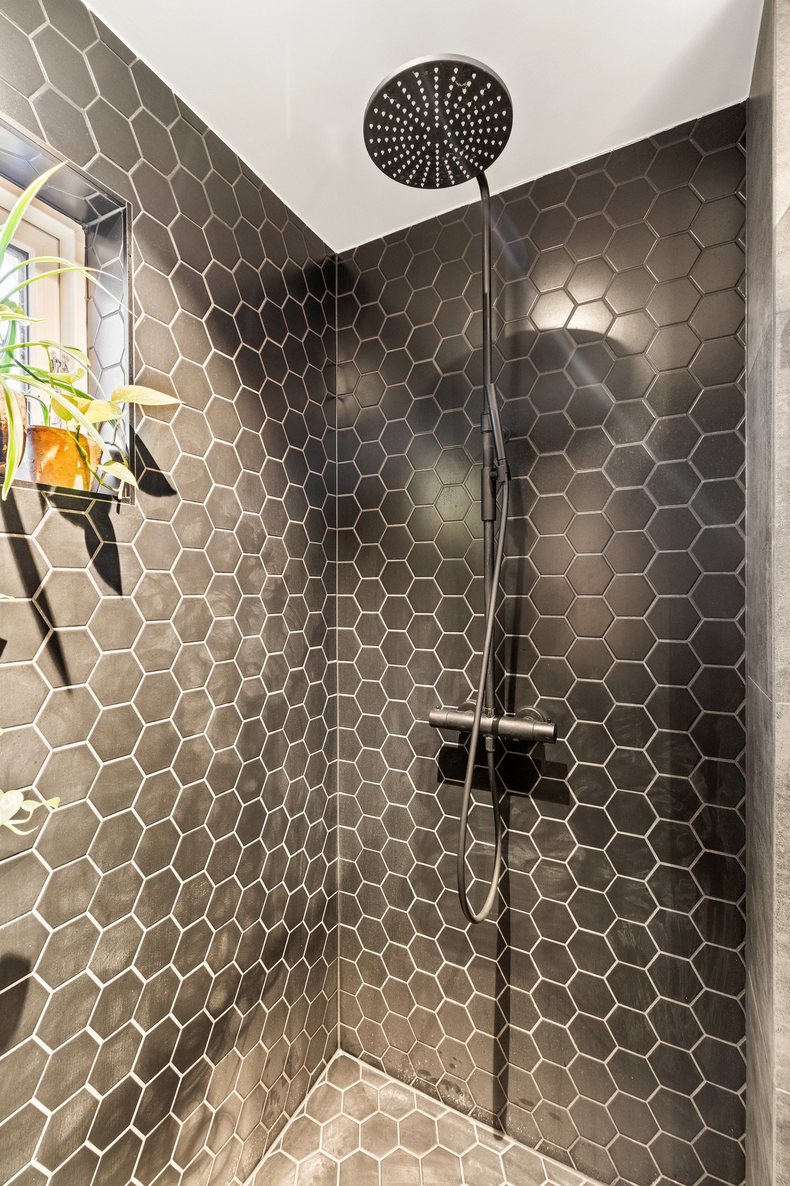 Badet har elektrisk styrt avtrekksventil som sikrer god ventilasjon i rommet Galleribilde