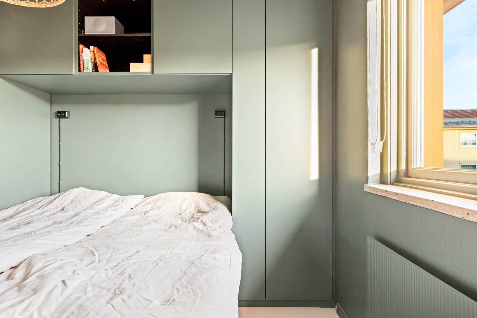 Soverommet vender ut mot rolige omgivelser, og er malt i en lun og behagelig tone Galleribilde