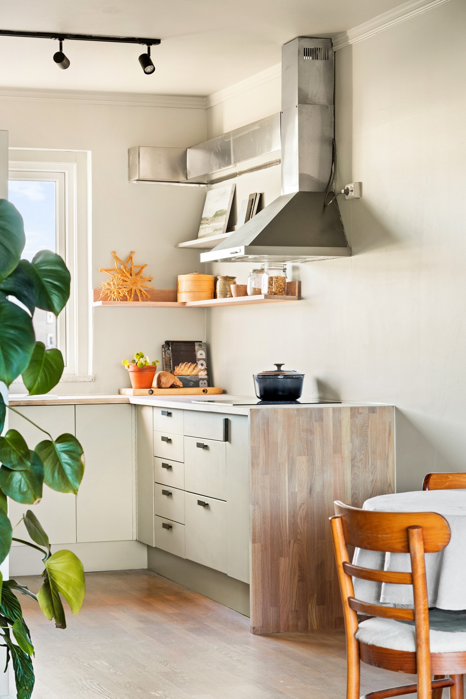 Leiligheten har et pent kjøkkenhjørne som ble oppgradert i 2024 med blant annet ny benkeplate og nymalte fronter Galleribilde