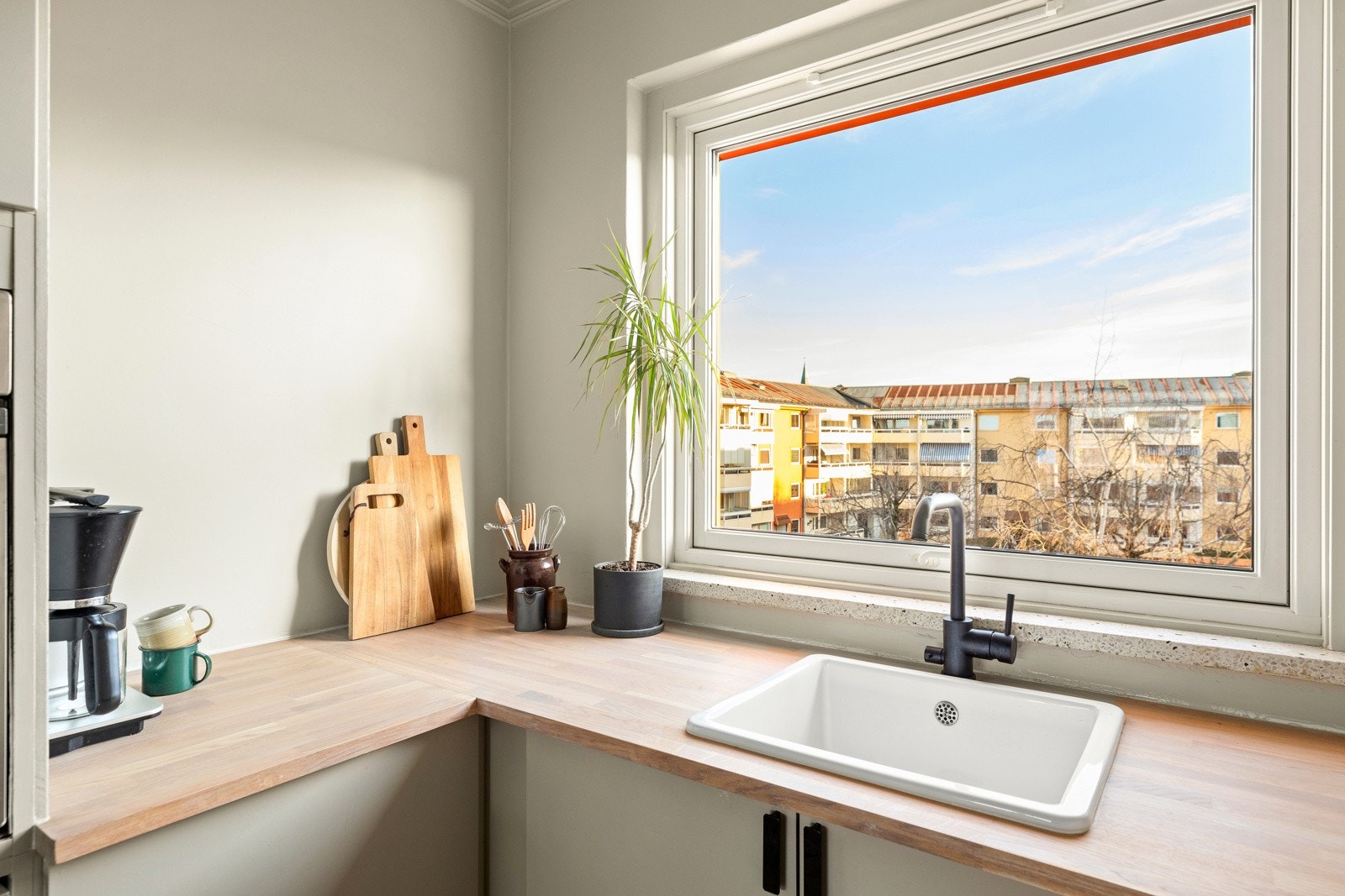 Kjøkkenet har integrerte hvitevarer som platetopp og stekeovn, samt opplegg for oppvaskmaskin og avsatt plass til kjøleskap med fryser Galleribilde