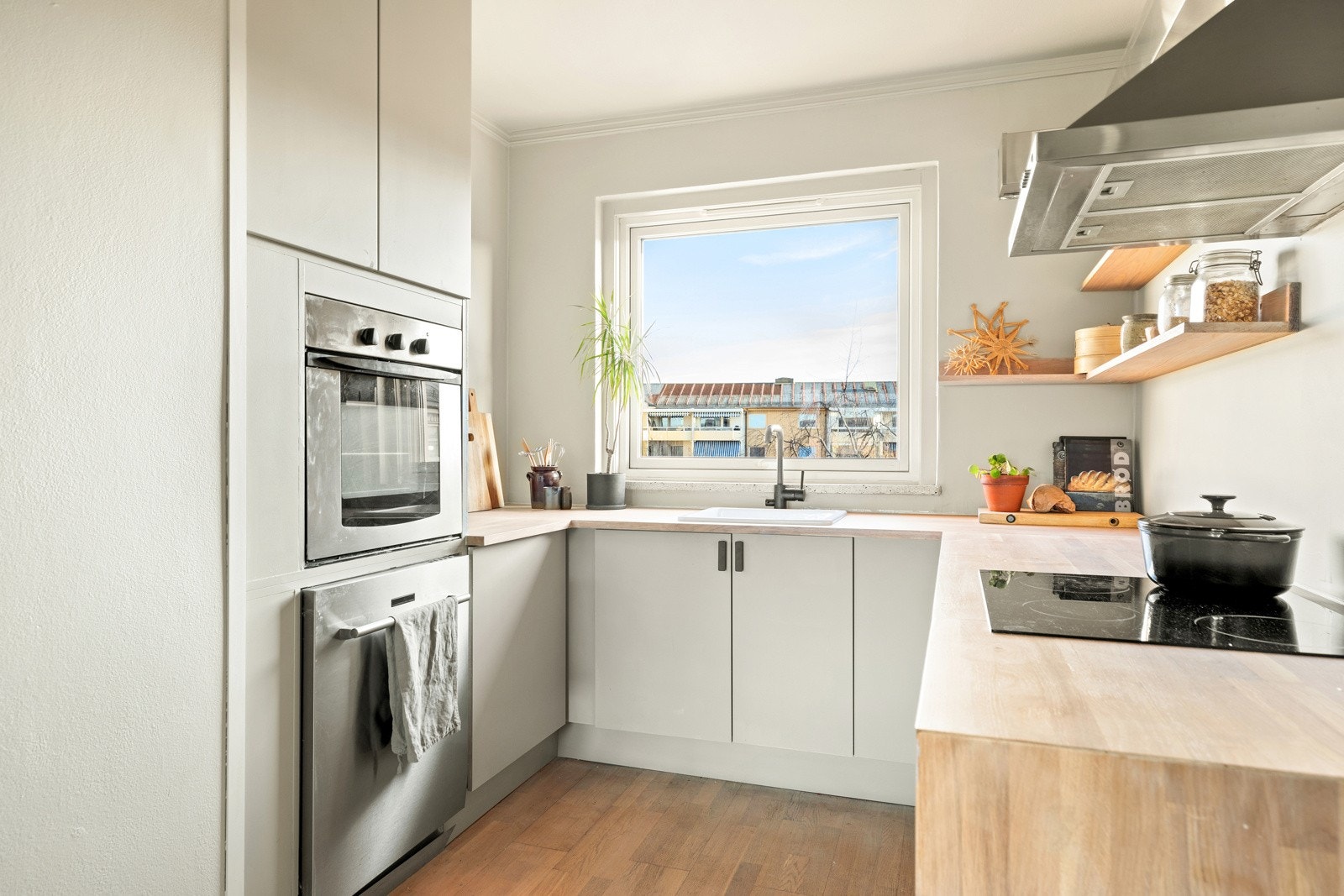 Kjøkkenet har godt med skap- og benkeplass, og et hyggelig utsyn over felles utearealer Galleribilde