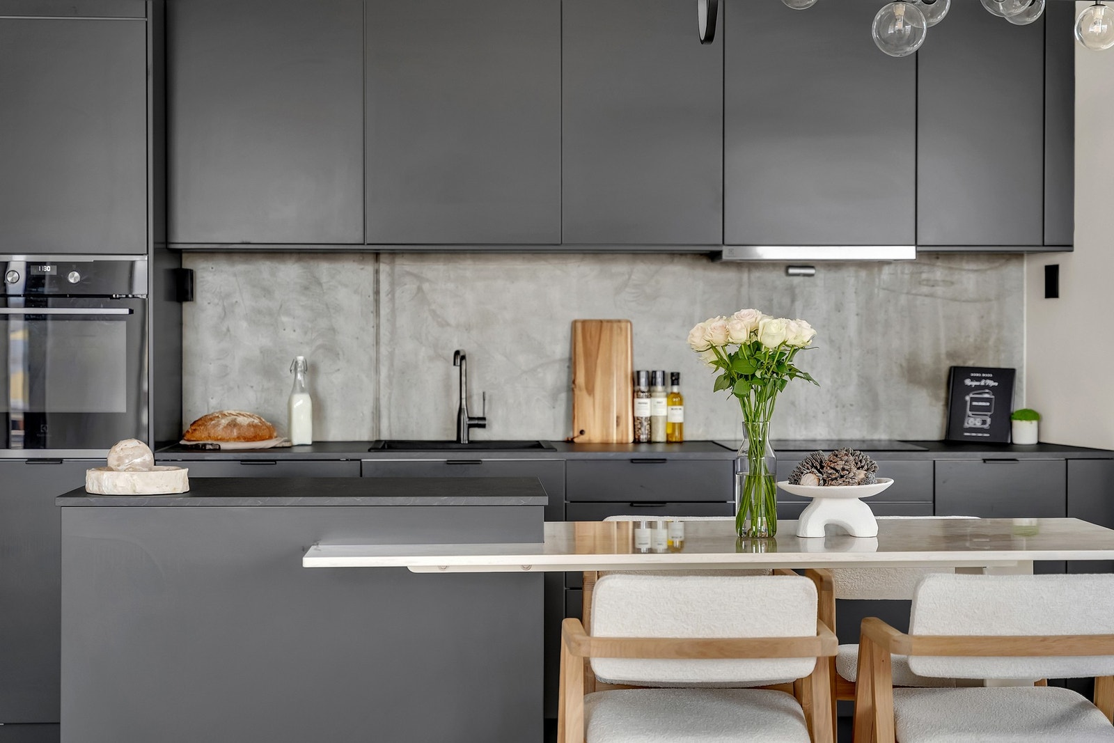 Kjøkkeninnredning med glatte fronter og laminat benkeplate Galleribilde