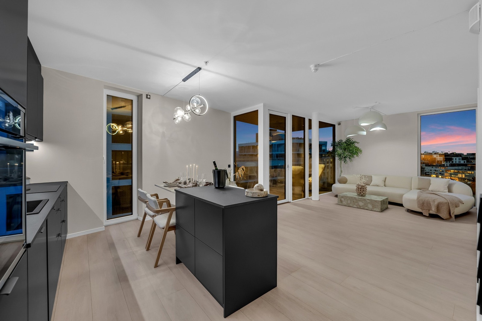 Stue og kjøkken ligger i en åpen løsning. Galleribilde