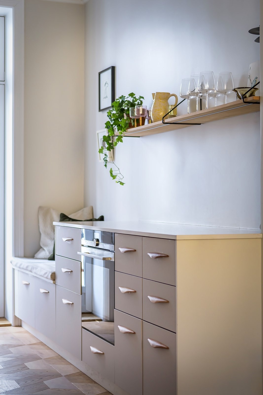 Kjøkkenfrontene er spesialdesignet, og benkeplaten er spesiallagd til kjøkkenet Galleribilde