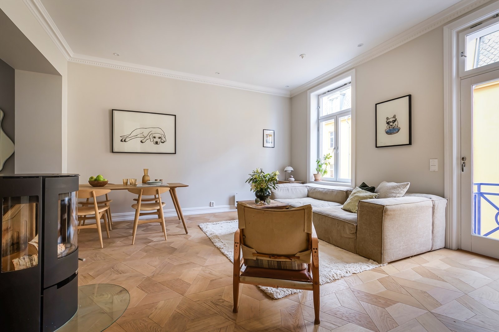 Stuen har store vindusflater som slipper inn rikelig med naturlig lys Galleribilde