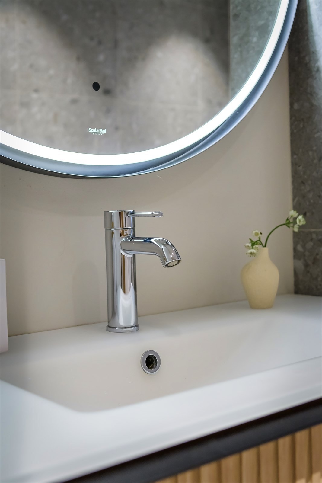 Speilet har dimmbart sminkelys Galleribilde