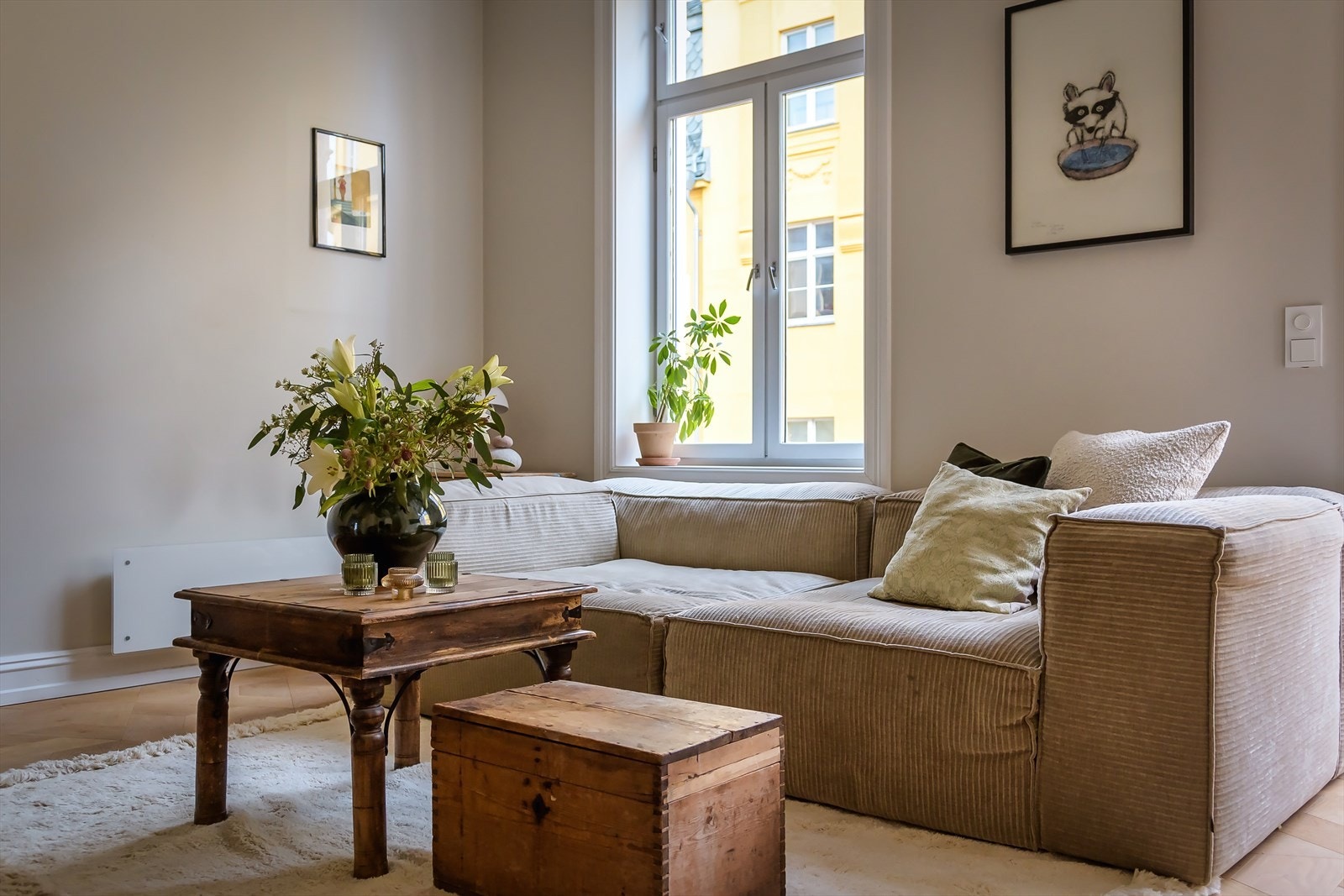 Alle downlights og lyslister i leiligheten kan styres med app Galleribilde