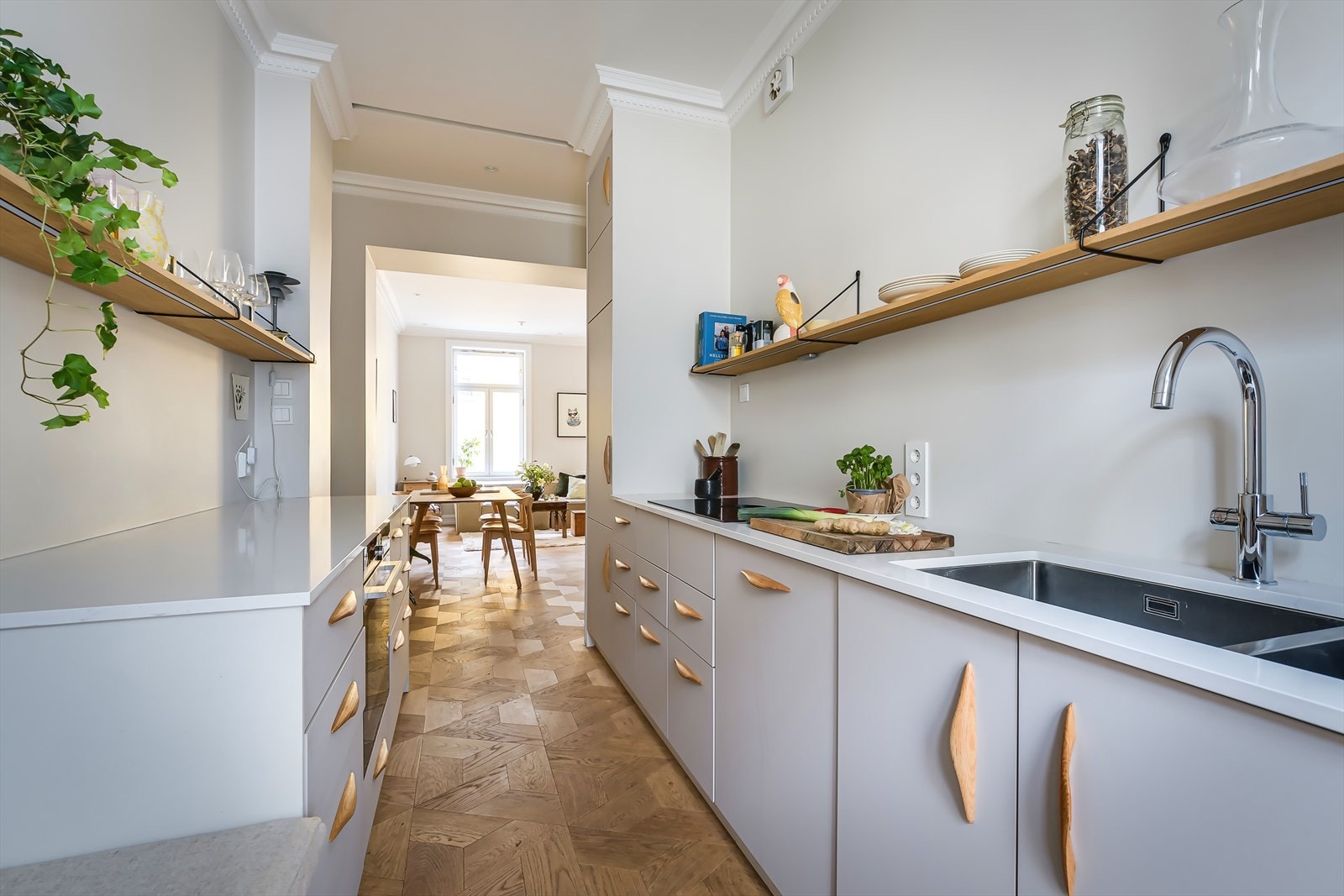 Stilfullt og funksjonelt kjøkken med fin plassering til stuen Galleribilde