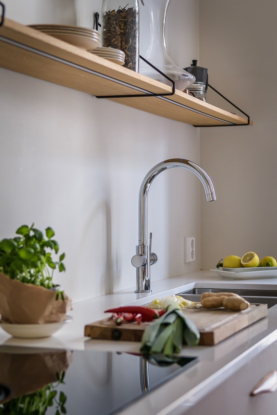 Lekker, vedlikeholdsfri benkeplate i Silestone, med underlimt kum med blandebatteri fra Grohe med Quooker Galleribilde