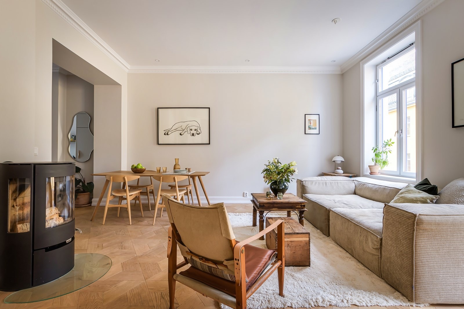 Leiligheten er gjennomgående og byr på entré, bad, stue med peis, separat kjøkken, soverom og 2 balkonger Galleribilde