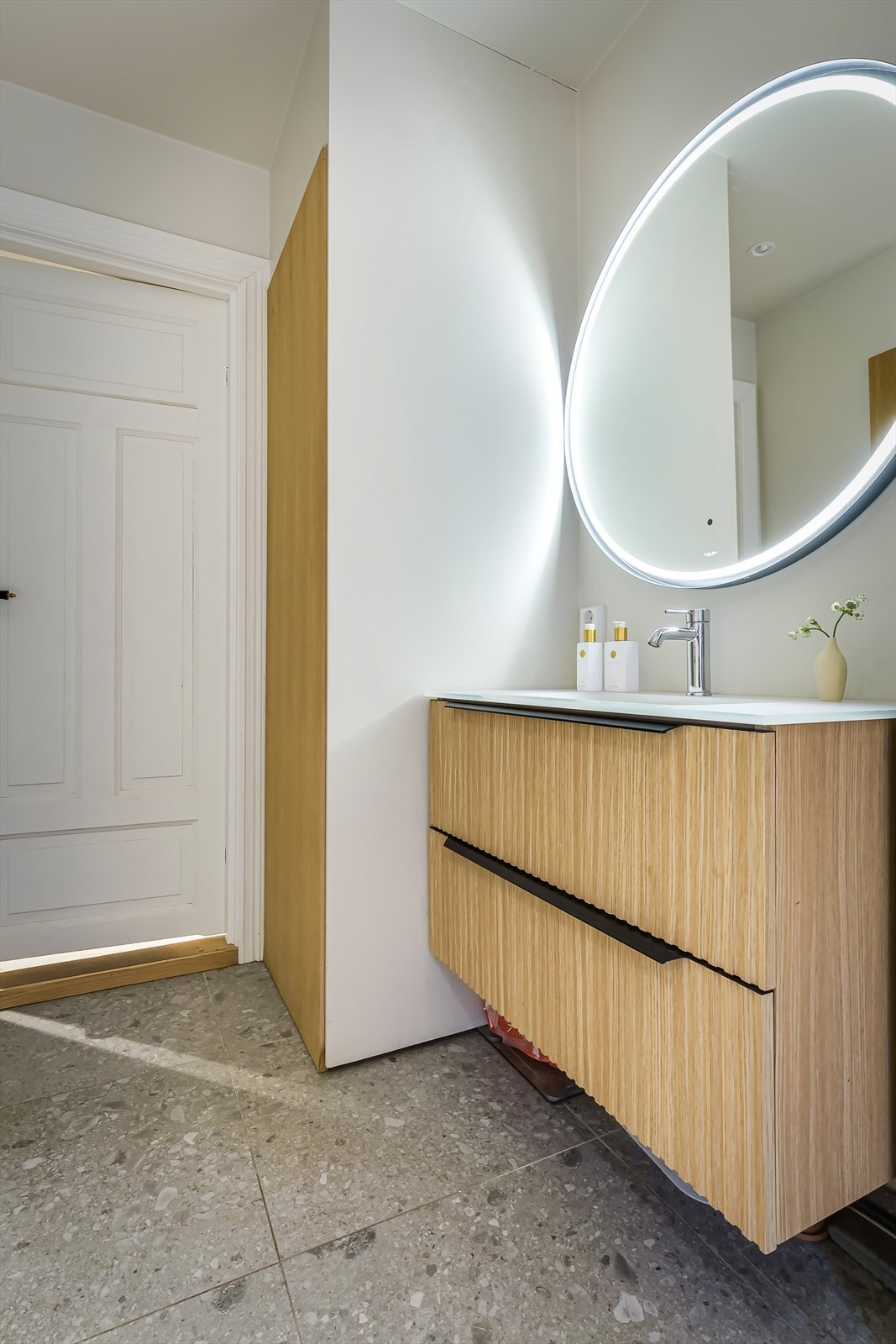 Det er opplegg og plass til både vaskemaskin og tørketrommel i skapet på badet Galleribilde