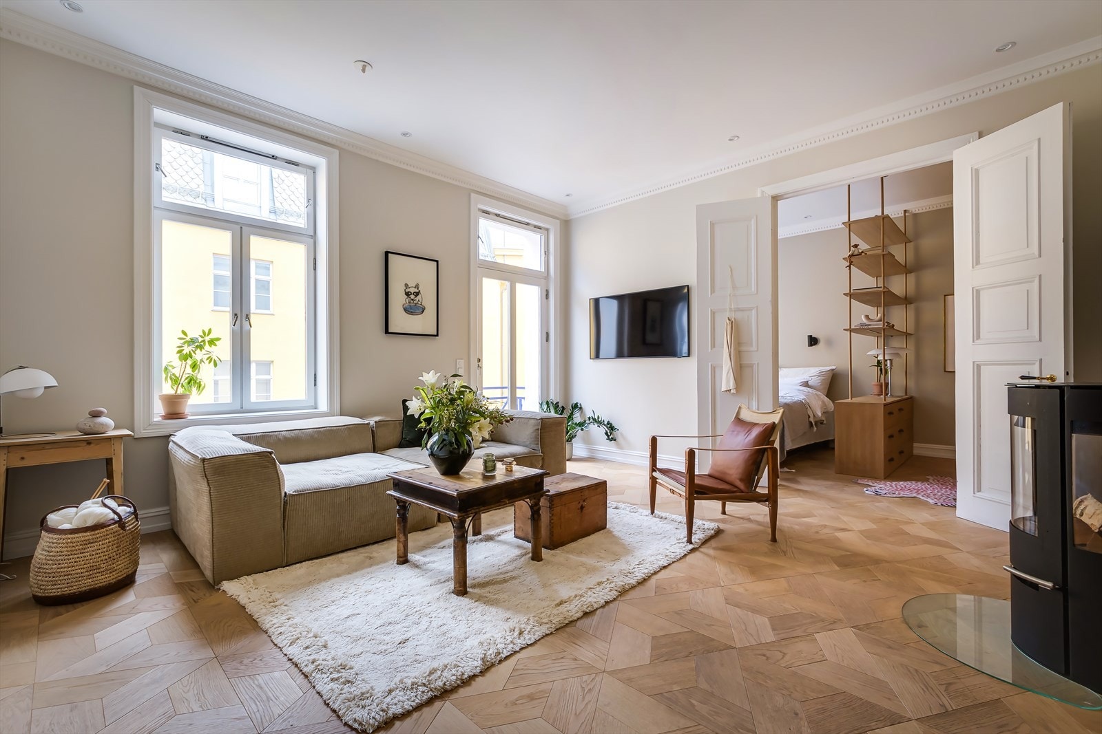 Dette er en klassisk og ekslusiv leilighet i 3. etasje - meget godt gjennomført med tiltalende fargevalg og spesialdesign Galleribilde