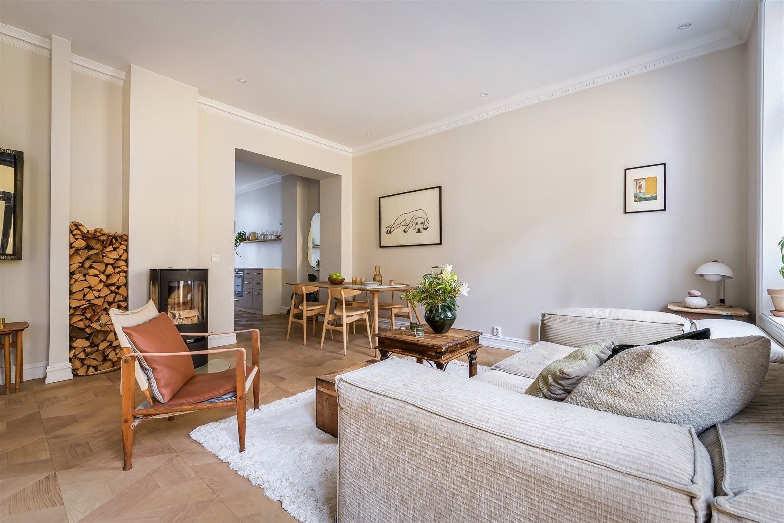 Elegante stukkaturer tilfører rommet et tidløst, klassisk preg Galleribilde