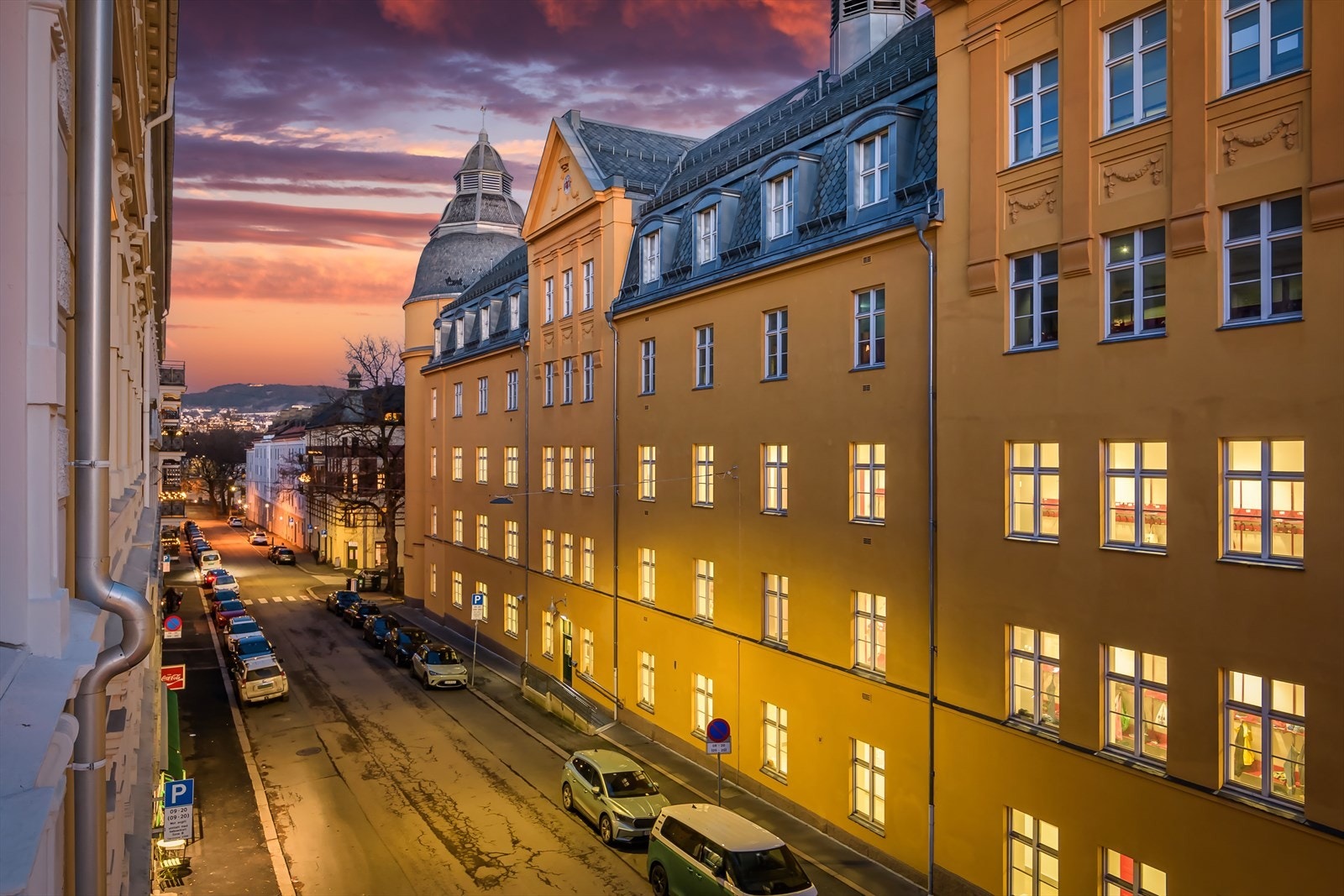 Fra stuen er det utgang til luftebalkong vendt mot rolig gate uten mye trafikk. Det er enkelt å finne gateparkering og ladeplasser Galleribilde