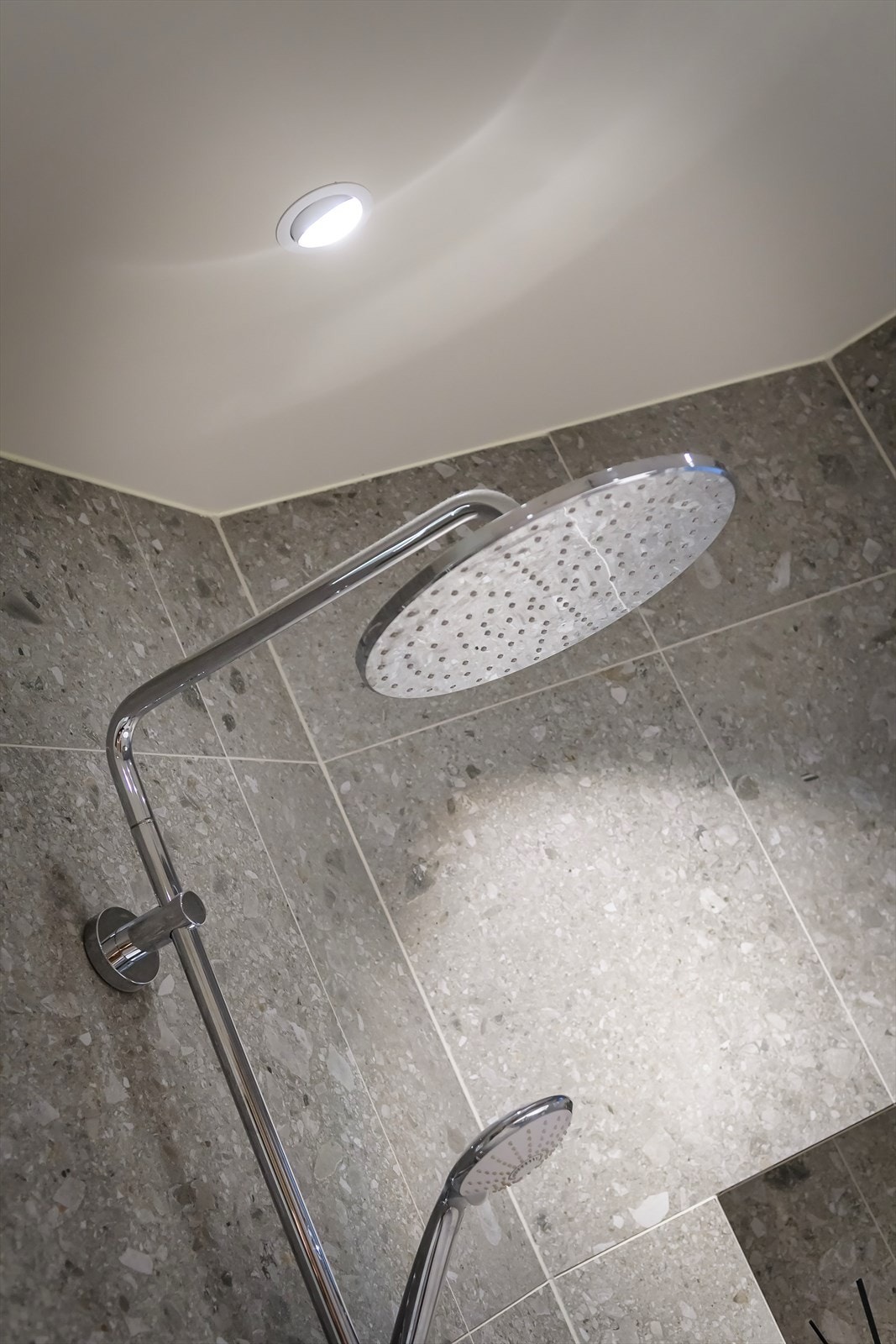 Stor, åpen dusjsone med regn- og hånddusj fra Grohe Galleribilde