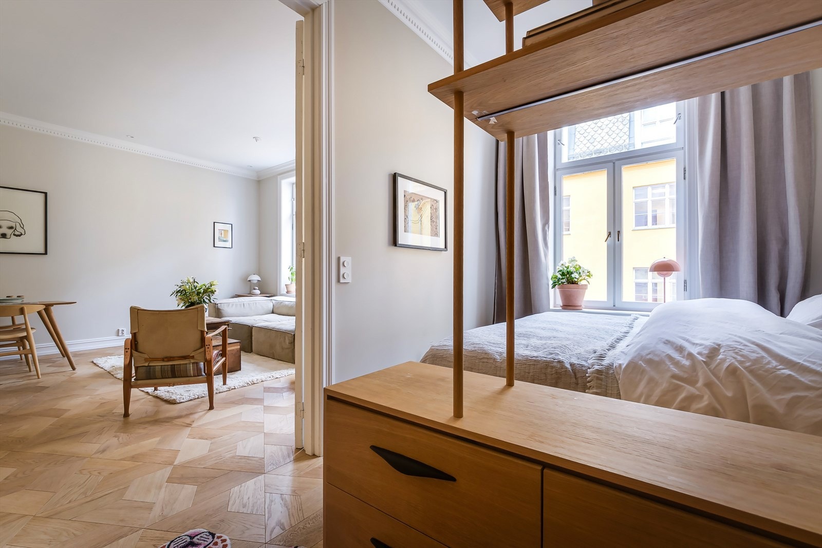 Luftig soverom med god plass til dobbeltseng og tilhørende møblement Galleribilde