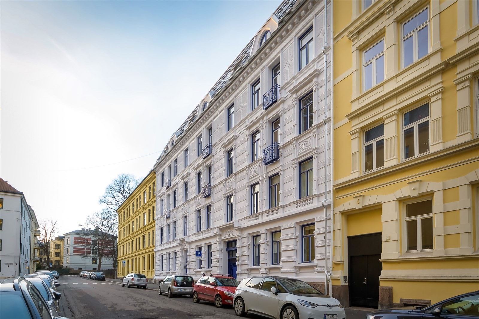 Leiligheten har attraktiv beliggenhet i en svært rolig gate, uten mye trafikk Galleribilde