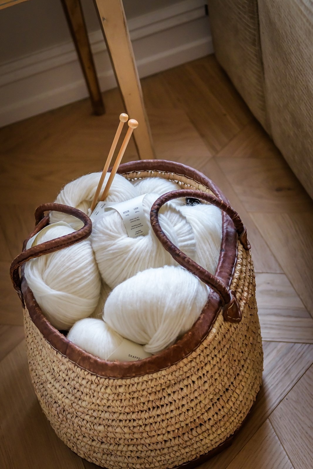 Stuen har et fantastisk heltre 14 mm Kolmio-gulv i eik, som også går igjen på kjøkken og soverom Galleribilde