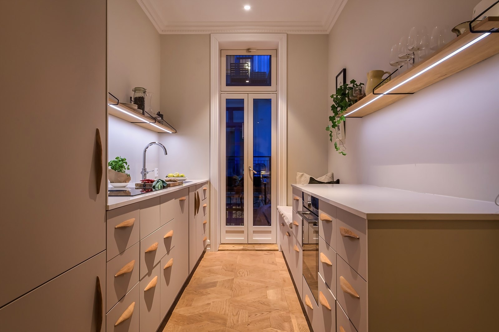 Fra stuen er det utgang til balkongen, som er leilighetens andre uteplass Galleribilde