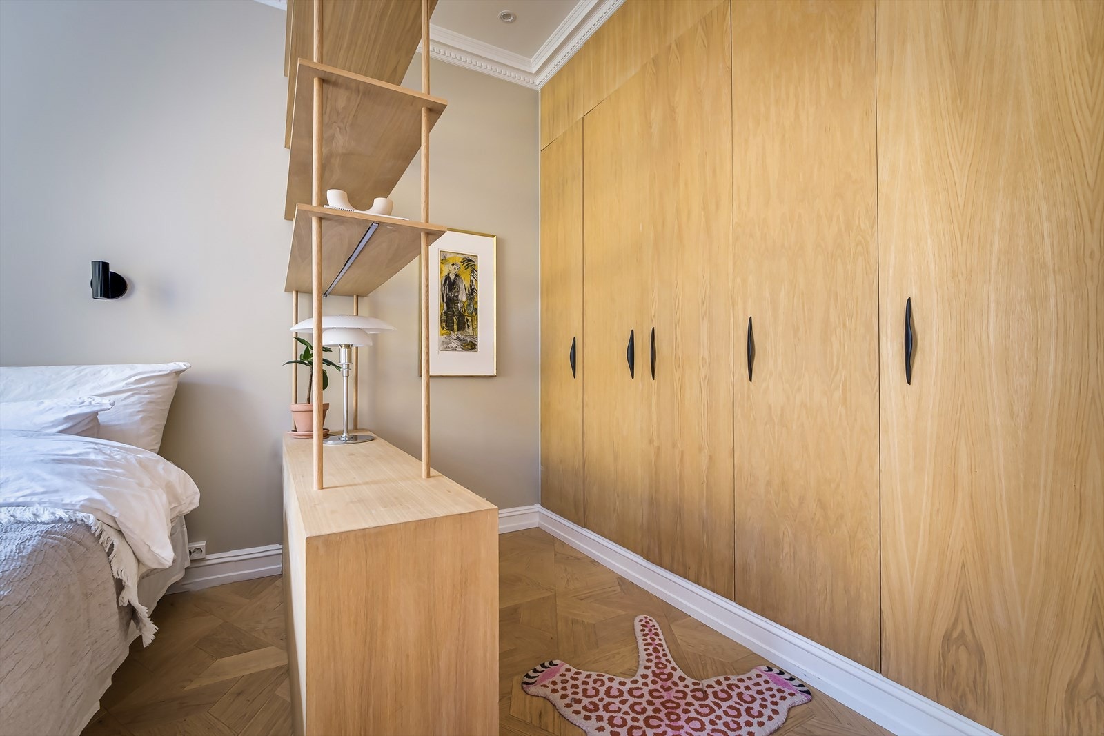 Det er svært gode muligheter for oppbevaring i plassbygd garderobeskap Galleribilde