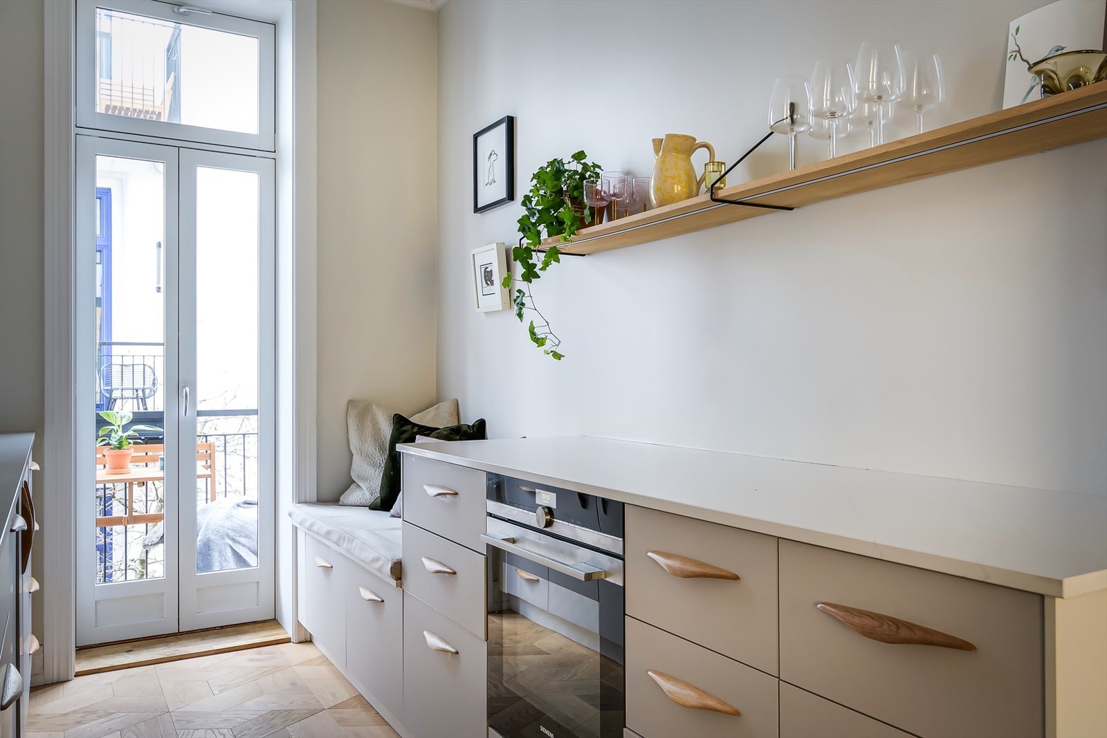 Lekkasjevarsler og komfyrvakt er montert. Hyller med lyslister som kan dimmes med app (Plejd) og med vanlig dimmer Galleribilde