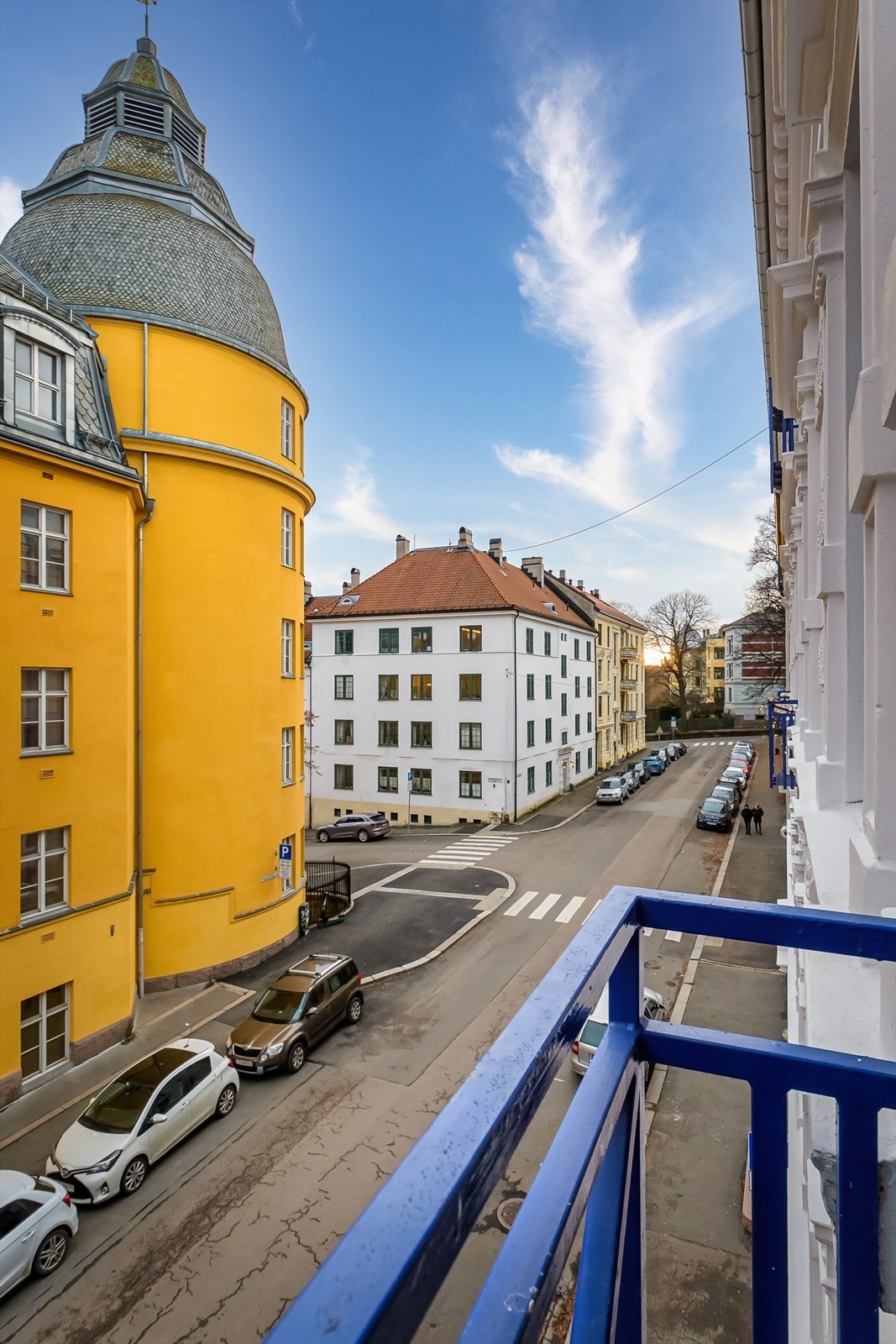 Leiligheten ligger rett ovenfor Ila barneskole. Det gjør at det ikke er noe innsyn i leiligheten i helgene og etter kl 15.00 på hverdager Galleribilde