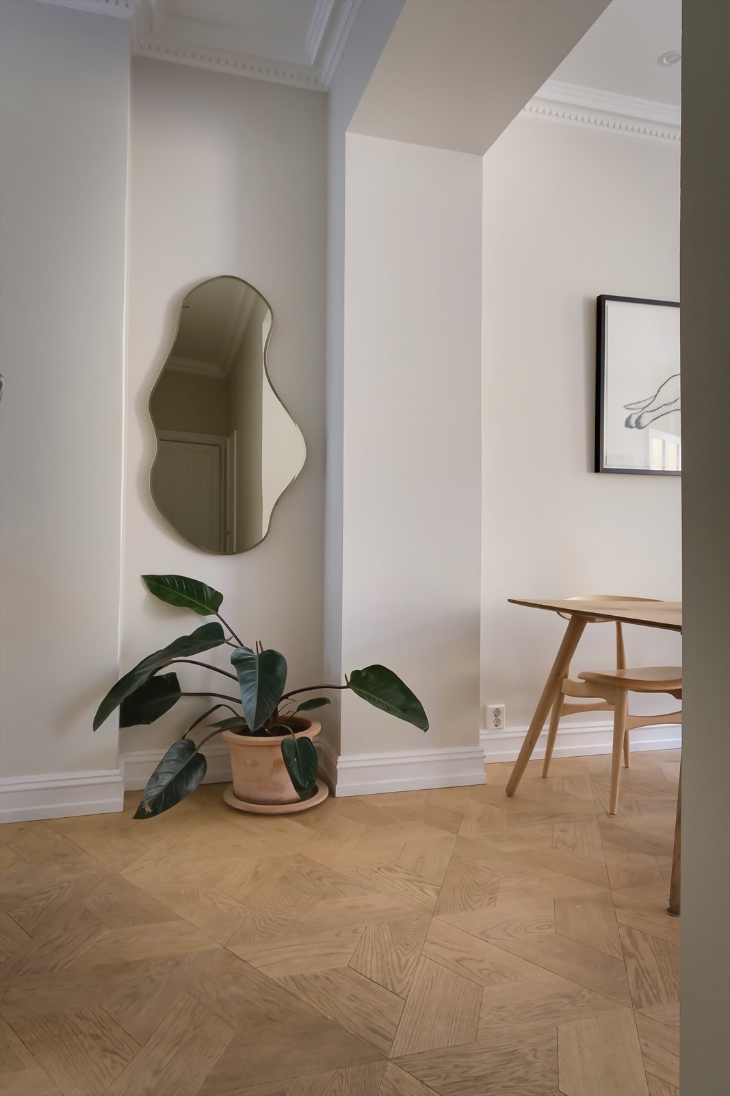 Entréen gir et godt førsteinntrykk av leiligheten, og er et fint første møte med den gode takhøyden Galleribilde