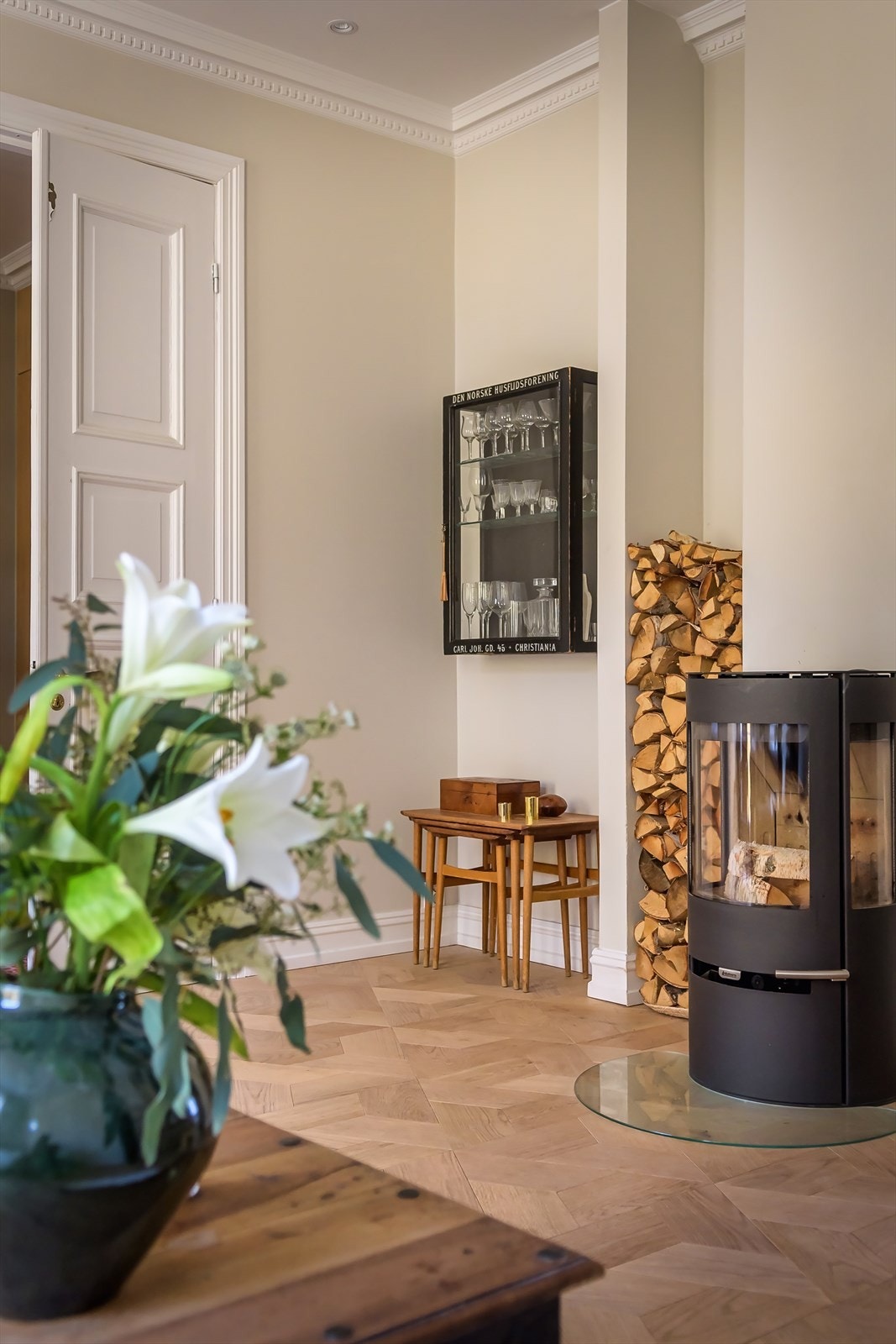 Lys og luftig stue med generøs takhøyde på 2,99 meter, som gir en herlig romfølelse og atmosfære Galleribilde